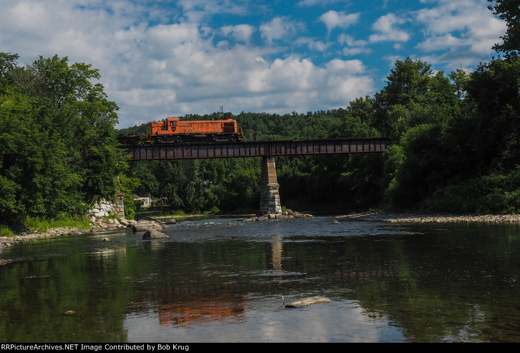 BKRR 4116 on the Hoosick River bridge